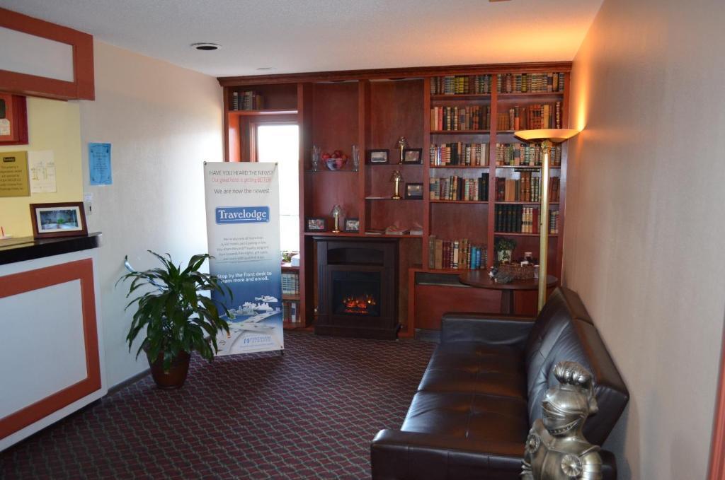 Travelodge Inn & Suites By Wyndham Muscatine Экстерьер фото
