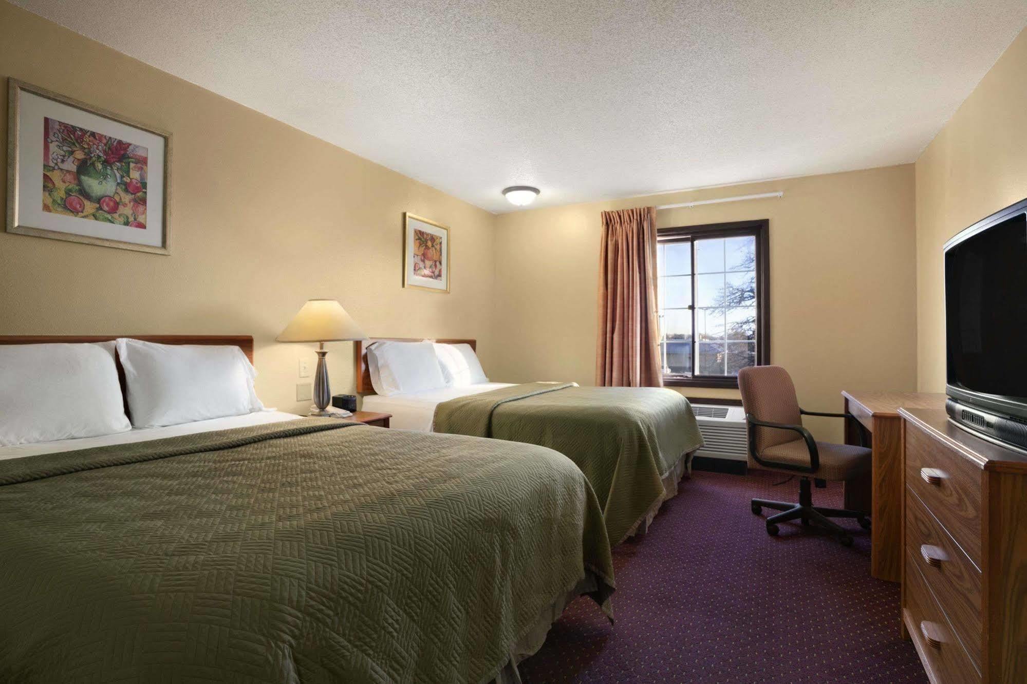 Travelodge Inn & Suites By Wyndham Muscatine Экстерьер фото