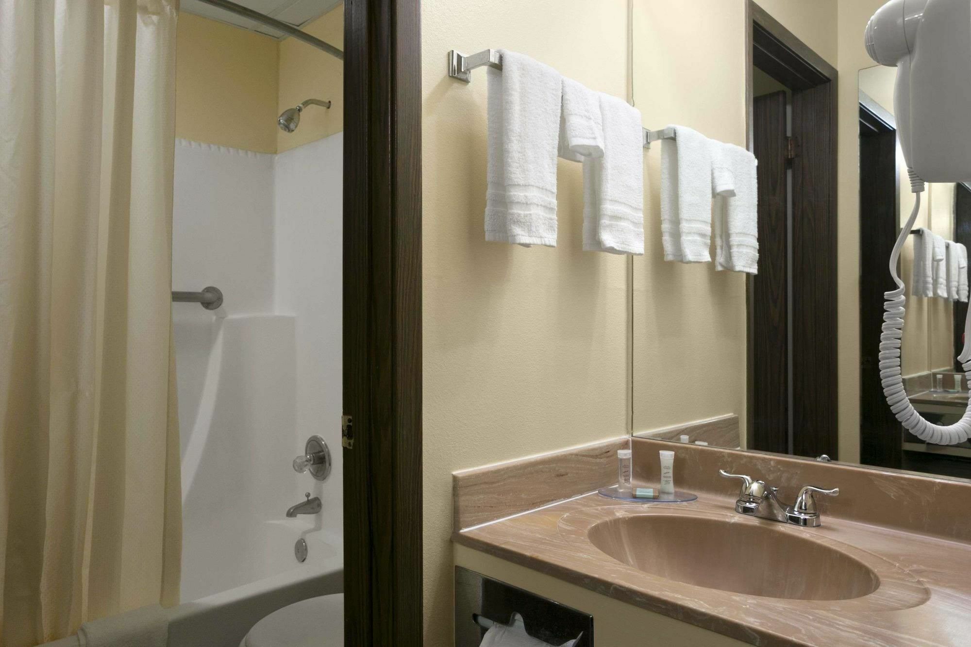 Travelodge Inn & Suites By Wyndham Muscatine Экстерьер фото